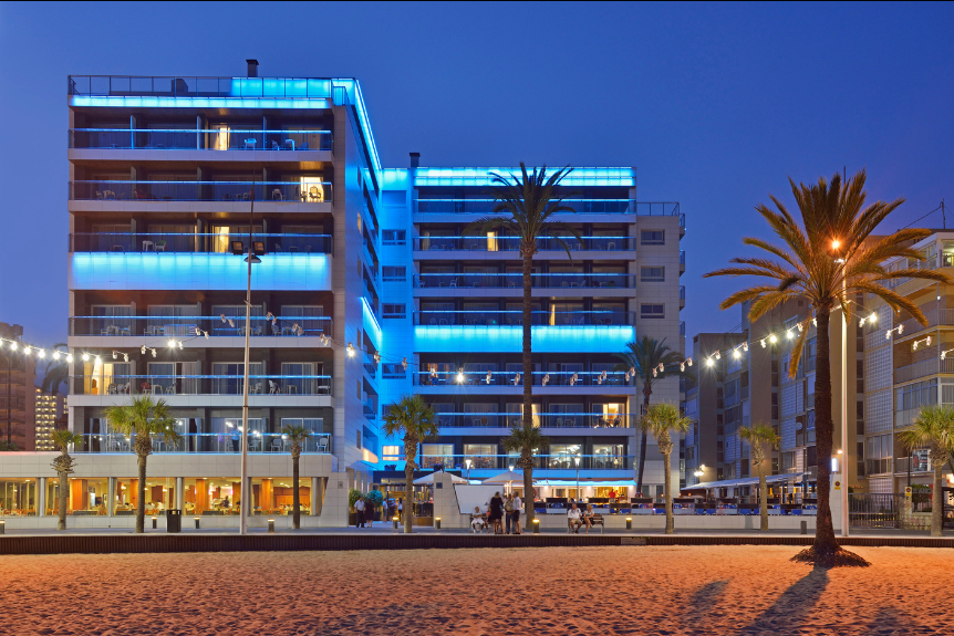 Uitstekend 4-sterrenhotel direct aan het strand