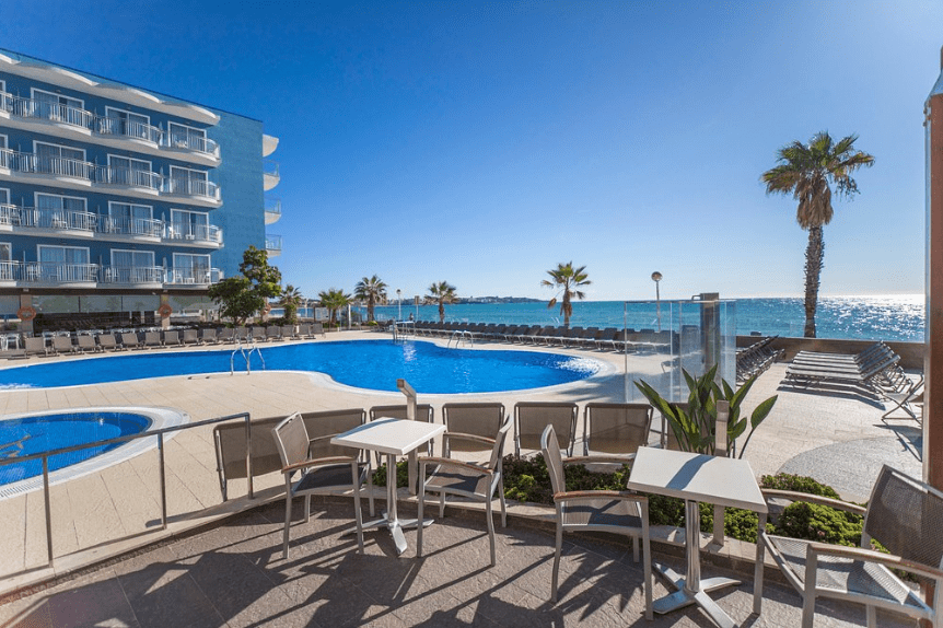 Zeer populair hotel direct aan het strand